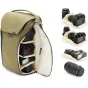 Рюкзак Peak Design Everyday Backpack V2 объемом 30 литров в цвете «келп» с организованным фотовспышкой и камерами, демонстрирующий внутренние отсеки и расширяемое хранилище для объективов и аксессуаров.