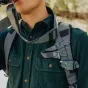 Peak Design Capture Clip V3 okeāna zilā krāsā, droši piestiprināts pie kameras remiena ar ātri atbrīvošanas pogu, lai ātri piekļūtu kamerai vai ierīcei.