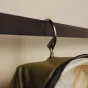 Сумка для туалетных принадлежностей Peak Design Wash Pouch цвета морская водоросль, висящая на складном алюминиевом крючке, прочная дорожная сумка из водонепроницаемого материала.