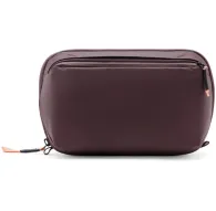 Чехол для туалетных принадлежностей Peak Design Wash Pouch бордового цвета с водонепроницаемой молнией UltraZip, внешним карманом на молнии и складным алюминиевым крючком для организации путешествийЧехол для туалетных принадлежностей Peak Design Wash Pouch бордового цвета с водонепроницаемой молнией UltraZip, внешним карманом на молнии и складным алюминиевым крючком для организации путешествий