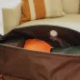 Peak Design Travel Duffel 65L atvērtā redzējumā ar oranžu gulēšanas matu iekšā, rādot izturīgu laikapstākļu aizsardzības audumu un plašu iekšpusi