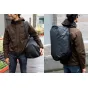 Peak Design Travel Duffel 65L melnā ceļojumu soma ar lauksargu 600D reciklētu neilona apvalku, plašu piekļuvi nodrošinošo UltraZip un polsterētu plecu siksnu, piemērota dažādiem nesēšanas variantiem.