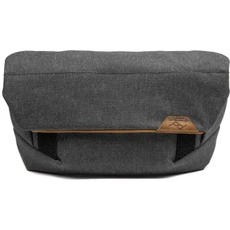 Сумка Peak Design Field Pouch V2 черного цвета с расширяемым объемом, ролл-топом и регулируемым ремнем для удобной переноски фототехники и аксессуаров