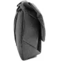 Боковой вид Peak Design Field Pouch V2 в черном цвете с регулируемым ремнем для удобной переноски.