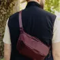 Peak Design Outdoor Sling 4L lauka krossboda ar izturīgu Terra Shell™ materiālu, bordo akcentiem un izturīgu Cord Hook™ aparatūru, ideāla āra piedzīvojumiem
