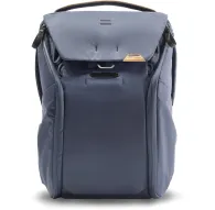 Peak Design Everyday Backpack V2 20L tumšā krāsā priekšējais skats ar MagLatch slēdzi un izturīgu 400D pārstrādāta neilona audumuPeak Design Everyday Backpack V2 20L tumšā krāsā priekšējais skats ar MagLatch slēdzi un izturīgu 400D pārstrādāta neilona audumu