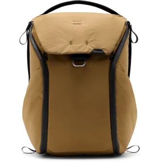 Рюкзак Peak Design Everyday Backpack V2 20L в цвете коят с структурированным дизайном и черными акцентами, включая ремни и молнии, выполнен из прочной ткани с квилтированным верхним клапаном.