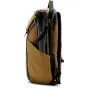 Рюкзак Peak Design Everyday Backpack V2 20L в цвете койот с установленной на верхней крышке камерой, вид сзади с вентиляционной сетчатой спинкой и защищённым боковым доступом UltraZip
