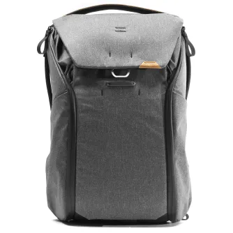 Рюкзак Peak Design Everyday Backpack V2 30L серого цвета спереди с застежкой MagLatch и всепогодной защитой UltraZip