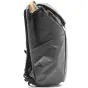 Peak Design Everyday Backpack V2 30L melnā krāsā sānu skats ar MagLatch slēdzi un UltraZip pieejamību organizētai ikdienas lietošanai