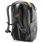 Peak Design Everyday Backpack V2 30L pelēkā krāsā – skats no aizmugures ar MagLatch augšējo piekļuvi, mīkstiem plecu siksnām un aizsardzību pret apstākļiem UltraZip sānu paneļiem.