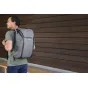 Рюкзак Peak Design Everyday Backpack V2 30L charcoal с боковым видом, магнитным замком MagLatch и стильным дизайном, подходящим для повседневного использования, на деревянном фоне