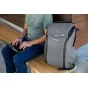 Peak Design Everyday Backpack V2 30L pelēkā krāsā ar MagLatch piekļuvi, UltraZip kabatām un MacBook Pro 14/16 sleju, lietotājs strādā ar portatīvo datoru