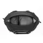 Внутренний вид черного рюкзака Peak Design Travel Duffel 35L с просторным основным отсеком и сетчатой перегородкой.