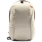 Peak Design Everyday Backpack Zip V2 15L krēma krāsā – elegants priekšējais skats ar izturīgu 400D reciklētu neilonu, divām mīkstajām rokturēm un drošu 270° zip slēdzi
