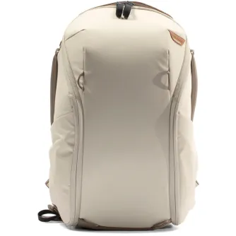 Peak Design Everyday Backpack Zip V2 15L krēma krāsā – elegants priekšējais skats ar izturīgu 400D reciklētu neilonu, divām mīkstajām rokturēm un drošu 270° zip slēdzi