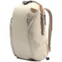 Peak Design Everyday Backpack Zip V2 15L krēma krāsā, elegants sānu skats uz izturīgu 400D pārstrādātu neilonu un laika apstākļu aizsardzību UltraZip