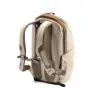 Peak Design Everyday Backpack Zip V2 15L bērzna krāsā no lauksargā 400D reciklētā neilona, ar polsterētām plecu siksnām, ārējiem rāvējslēdzēja nodalījumiem un magnētisko kabatu Cord Hooks.