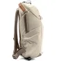 Peak Design Everyday Backpack Zip V2 15L kaļķa krāsā, sānu skats ar lauksargājamu 400D recikļotu nīlona materiālu un magnētisko Cord Hook sleju.