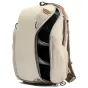 Peak Design Everyday Backpack Zip V2 15L kauna krāsā, atvērta priekšpuse ar FlexFold dalītājiem un ūdensizturīgām iekšējām kabatām