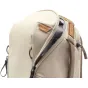 Peak Design Everyday Backpack Zip V2 15L kauna krāsā ar brūnu ādas vāku un 270 grādu apjozošo rāvējslēdzēju.