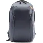 Рюкзак Peak Design Everyday Backpack Zip V2 15L темно-серый вид спереди с всепогодной защитой из 400D переработанного нейлона и двумя боковыми карманами