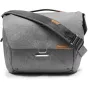 Peak Design Everyday Messenger V2 13L pelēkā krāsā izturīga mūsdienu soma ar mīkstu plecu siksnu un bagāžas caurlaidības rokturi, ideāla fotogrāfiem un ikdienai