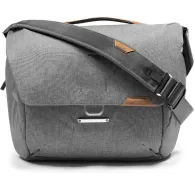 Сумка-мессенджер Peak Design Everyday Messenger V2 13L серого цвета с мягким плечевым ремнем и ручкой для прохода багажа, удобная для переноски фотооборудования и повседневных вещейСумка-мессенджер Peak Design Everyday Messenger V2 13L серого цвета с мягким плечевым ремнем и ручкой для прохода багажа, удобная для переноски фотооборудования и повседневных вещей