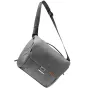 Peak Design Everyday Messenger V2 13L pelēkā soma ar MagLatch slēdzi, apmīkstinātu plecu siksnu un elegantu priekšpusi.