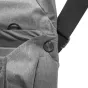 Peak Design Everyday Messenger V2 13L tuvplāns, izceļot izturīgo MagLatch remiena pievienošanas vietu uz aizsargājoša reciklētā neilona auduma.