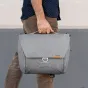 Peak Design Everyday Messenger V2 13L pelēkā soma ar apmēramu rokturi un MagLatch slēdzi, nodrošinot drošu piekļuvi ar vienu roku.