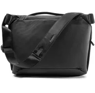 Peak Design Everyday Messenger V2 13L melnā soma ar aizsardzību pret apstākļiem 400D reciklētā neilona, mīksto plecu siksnu un drošo MagLatch slēdzeniPeak Design Everyday Messenger V2 13L melnā soma ar aizsardzību pret apstākļiem 400D reciklētā neilona, mīksto plecu siksnu un drošo MagLatch slēdzeni