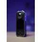 Камера Insta360 X5 8K с 360-градусным обзором, вид спереди с активным дисплеем и фотографией двух людей в городском пейзаже.