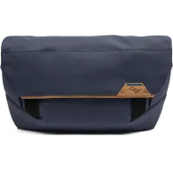 Темно-синий Peak Design Field Pouch V2 с всепогодной защитой, ролевым верхом на липучке и складным регулируемым ремнем для удобной переноски.Темно-синий Peak Design Field Pouch V2 с всепогодной защитой, ролевым верхом на липучке и складным регулируемым ремнем для удобной переноски.