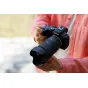 Объектив Tamron 17-70mm F2.8 Di III-A VC RXD для камер Canon RF (APS-C) в использовании с корпусом камеры Canon EOS R7, демонстрирующий компактный зум-дизайн и выдвинутый передний элемент
