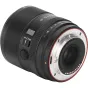 Viltrox AF 75mm F1.8 EVO Sony E-mount objektīvs ar sarkanu fokusa gredzenu un piestiprinātu objektīva vāciņu, metāla konstrukcija un aizsardzība pret apstākļiem