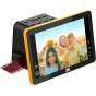 Kodaka Slide N Scan Max digitālā filmas skeneris ar atvērtu klāpu, 7 colu LCD ekrāns rāda skenētu diapozitīvu ar ģimenes fotogrāfiju un saulespuķi, filmas josla daļēji izslīdējusi