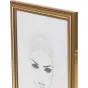 Рамка FOCUS Tango Classic Gold 20x30 см с элегантным золотым оформлением и настоящим стеклом, подчеркивающая минималистичный черно-белый портрет в элегантном оформлении.