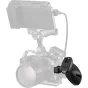 SmallRig 6405 rotējošais sānu rokturis ar HawkLock H21 ātrās atbrīvošanas skavu, piestiprināts pie Canon EOS R5 Mark II kameras konstrukcijas ar LED gaismas paneli un bezvadu video pārraides ierīci