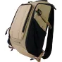 PolarPro RoadRunner 16L Desert ruksaks sānu skatā ar aizsardzību pret apstākļiem un polsterētiem nodalījumiem profesionālajai fotoaprīkojuma glabāšanai