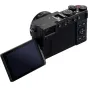 Цифровая камера Panasonic Lumix L10 черного цвета с объективом Leica, вид сбоку с кольцом диафрагмы, дисками управления, кнопкой затвора и полностью поворотным экраном.