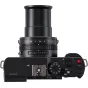 Вид сверху на камеру Panasonic Lumix L10 с объективом Leica 24-75 мм F1.7-2.8, показывающий кольцо диафрагмы и задние управляющие элементы для ручных настроек фотографии