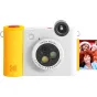 Kodak Smile+ компактная мгновенная камера с желтым и белым корпусом, вращающимся объективом и напечатанной фотографией с улыбающимися людьми в зимних шапках.
