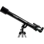Телескоп Celestron PowerSeeker 60 AZ на серебряном штативе, с большим объективом, меньшим вторичным объективом и искателем. У штатива регулируемые ножки и центральная регулировочная ручка, с логотипом Celestron и названием модел