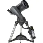 Celestron NexStar 5 SLT SCT teleskops uz nerūsējošā tērauda statīva ar NexStar+ rokas kontroli, kurai ir digitālais displejs un navigācijas pogas, novietots uz augšu, lai parādītu optisko cauruli un dakšas stiprinājumu, ar apakš