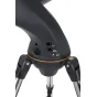 Крупный план компьютеризированного блока управления телескопа Celestron NexStar 5 SLT SCT с AUX и USB портами, установленного на штативе с регулируемыми ножками из нержавеющей стали. Устройство имеет оранжевый акцентный кольцо и