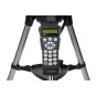 Celestron NexStar SLT 90 Mak teleskopa rokas kontroles vienība, kas piestiprināta pie nerūsējošā tērauda statīva, ar zaļu LCD ekrānu, vairākiem pogām un apļa virziena paneli precīzai debesu objektu izsekošanai.