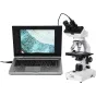 Celestron mikroskopa kamera 2MP, pieslēgta caur USB, parādot palielinātas šūnu struktūras klēpjdatora ekrānā.