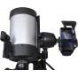 Телескоп Celestron StarSense Explorer DX5 SCT на штативе с креплением для смартфона, отображающим звездную карту для навигации по ночному небу