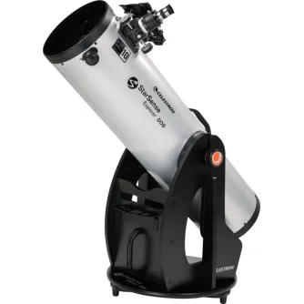 Телескоп Celestron StarSense Explorer 10" Dobsonian на черном штативе с док-станцией для смартфона, с серебристым корпусом и черными акцентами, брендингом StarSense и красной точкой искателя.